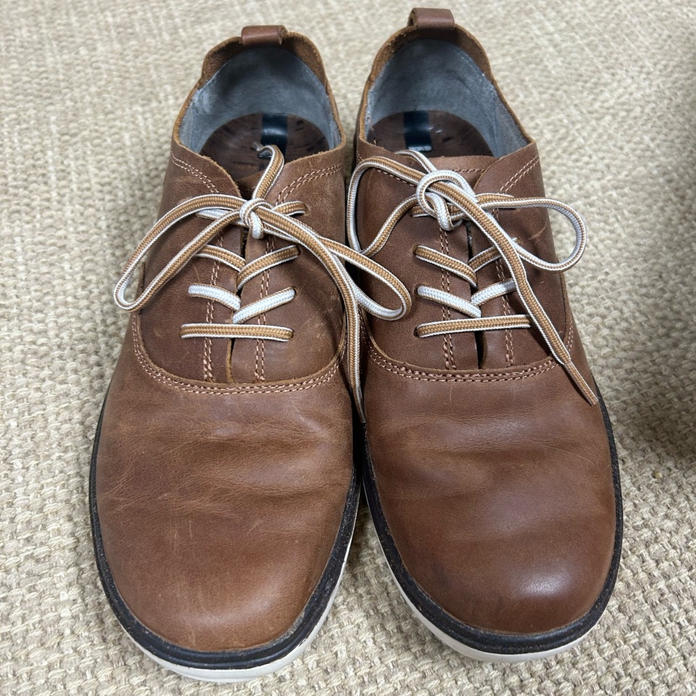 Women’s size 7 Merrell Lace-Up Leather Shoes